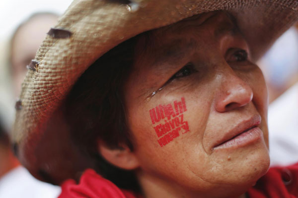 Venezuelans pray for Chavez in Caracas