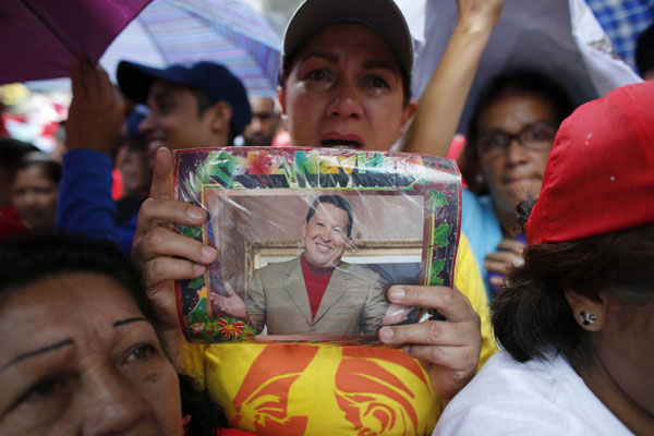Venezuelans pray for Chavez in Caracas