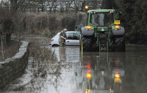 Flood threat remains into Christmas Eve in UK