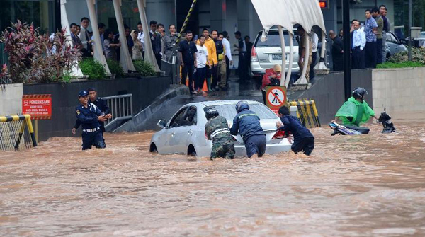 Indonesia's Jakarta paralyzed by flood