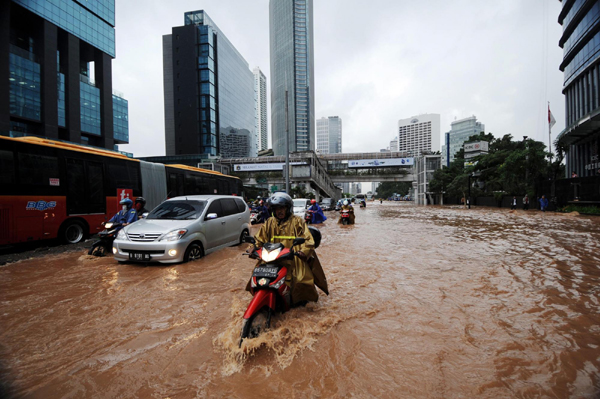 Indonesia's Jakarta paralyzed by flood