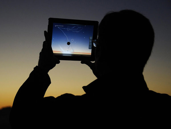 Comet PANSTARRS passes the Earth