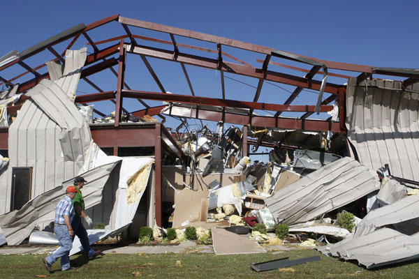 Three storm chasers killed by Oklahoma tornado