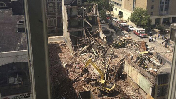 Building collapses in US Philadelphia