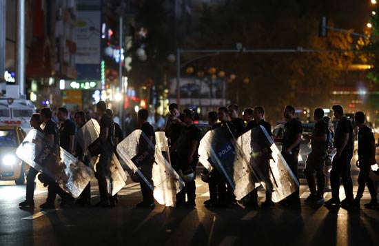 Turkish police fight protesters, clear square