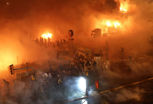 Turkey police storm protest square in new clashes