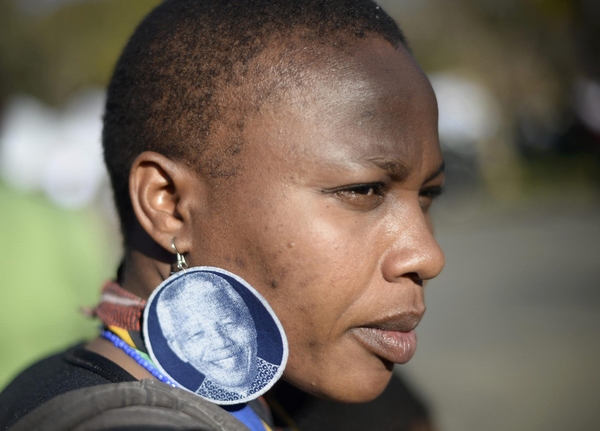 People pay respect to Mandela