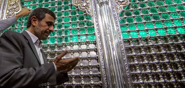 Ahmadinejad visits the holy shrine of Imam Abbas