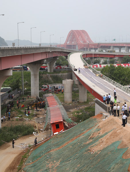 At least 2 Chinese killed in Seoul bridge collapse