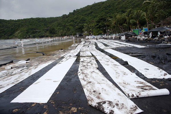Thai oil spill reaches tourist resort