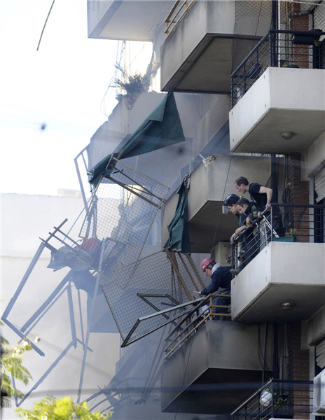 Apartment building blast kills 10 in Argentina