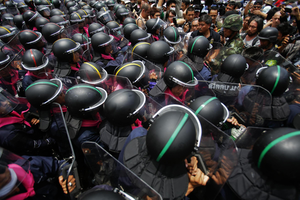 Thai lawmakers debate amnesty bill amid protests