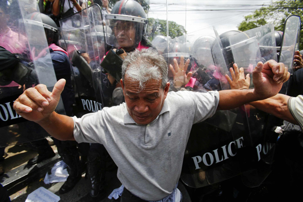 Thai lawmakers debate amnesty bill amid protests