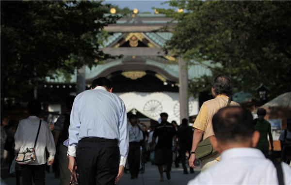 Two Japanese ministers visit Yasukuni shrine