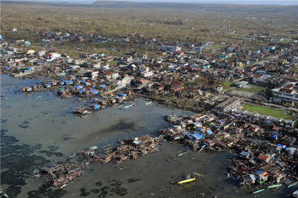 US aircraft carrier backs Philippines relief efforts