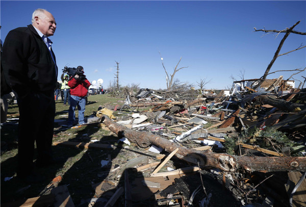 8 dead as tornadoes rip through US Midwest