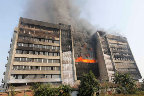 Huge Bangladesh fire destroys key garments factory