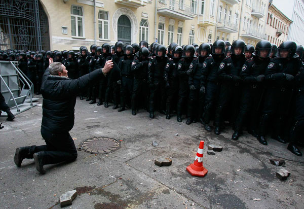 Ukraine govt warns protesters against mass disorder