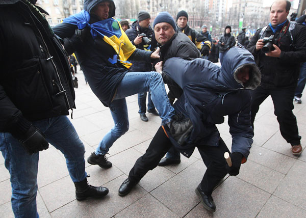 Ukraine govt warns protesters against mass disorder