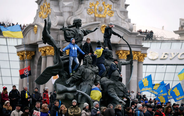 Ukraine govt warns protesters against mass disorder