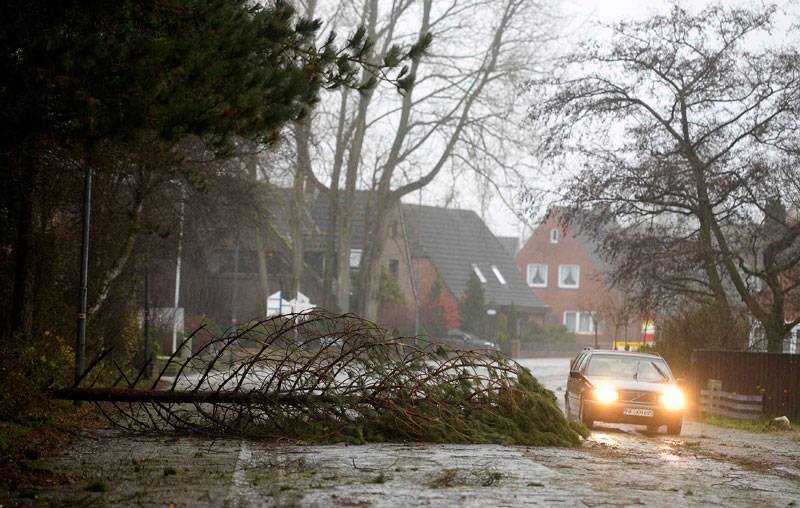 Storm Xaver wreaks havoc in Britain, head to Europe