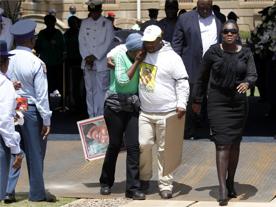 Mandela lies in state as thousands say goodbye