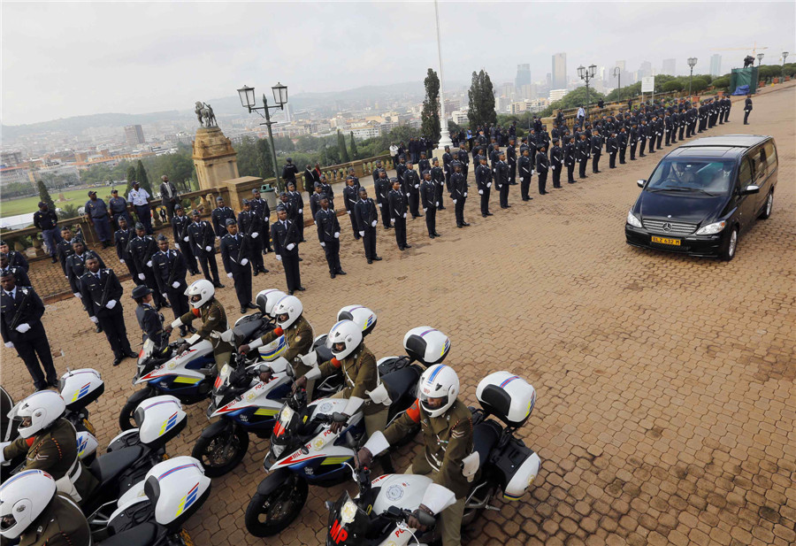 Mandela lies in state as thousands say goodbye