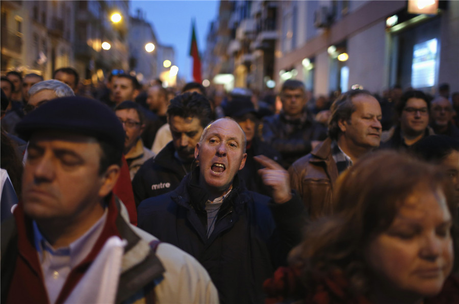 Portuguese shipyard workers protest privatization