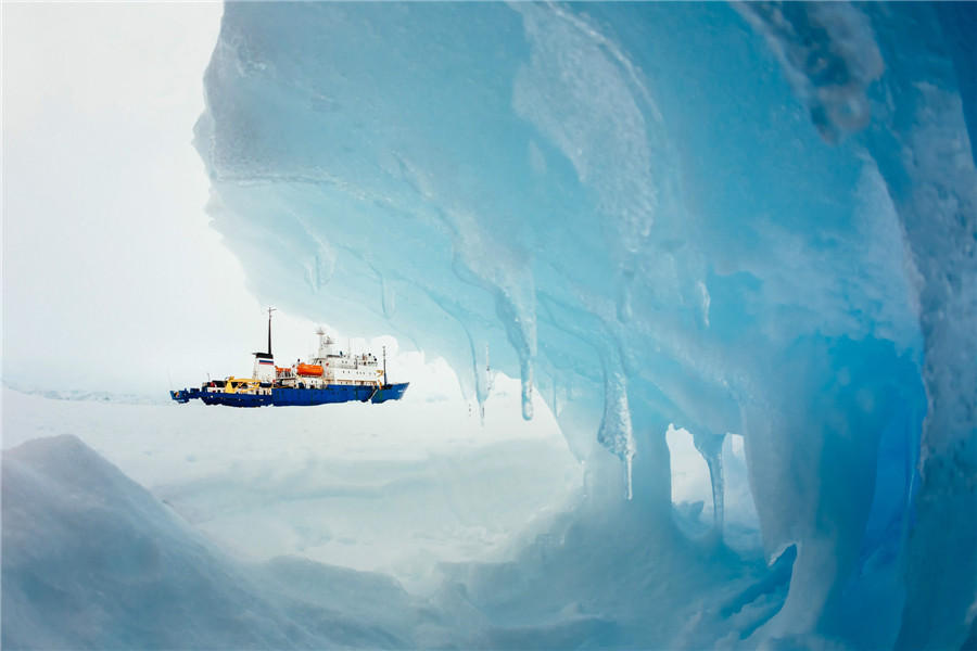 Poor weather hampers icebreaker's rescue effort