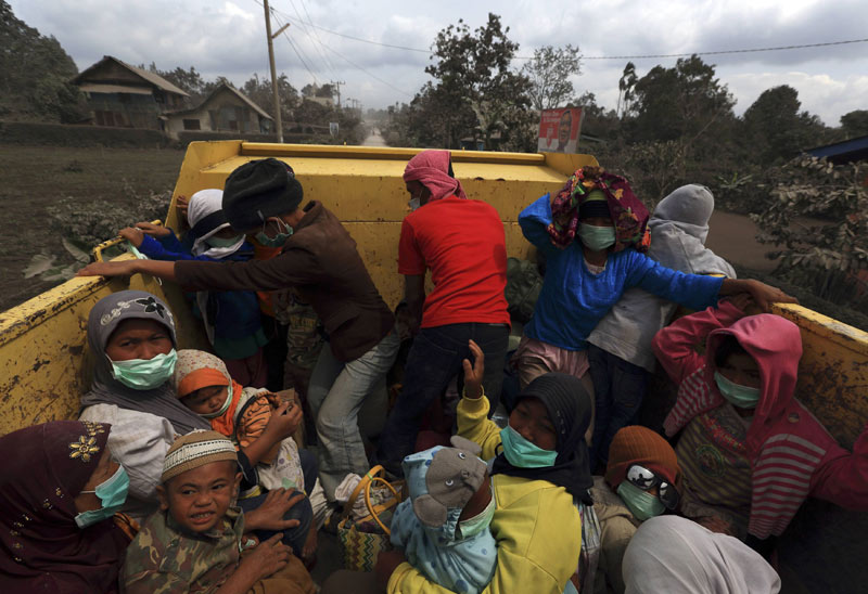 New volcano eruptions force more Indonesians to evacuate