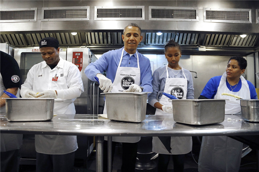 Obama honors Dr King with volunteer work