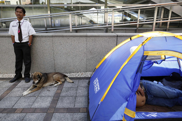 Thai imposes state of emergency in Bangkok