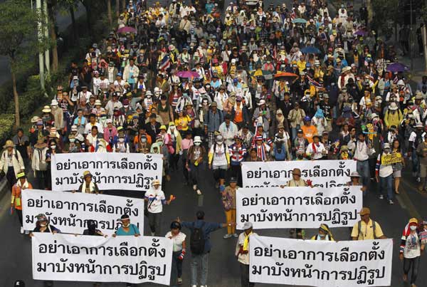Thai protesters disrupt early voting