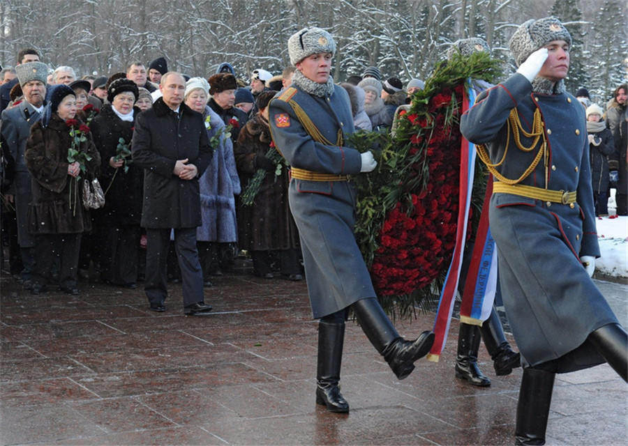 Putin pays tribute to Siege of Leningrad victims