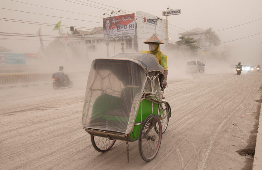 Volcano erupts in Indonesia, airports closed