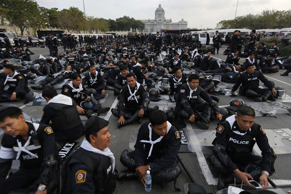 Thai police start to reclaim rally sites, 2 injured