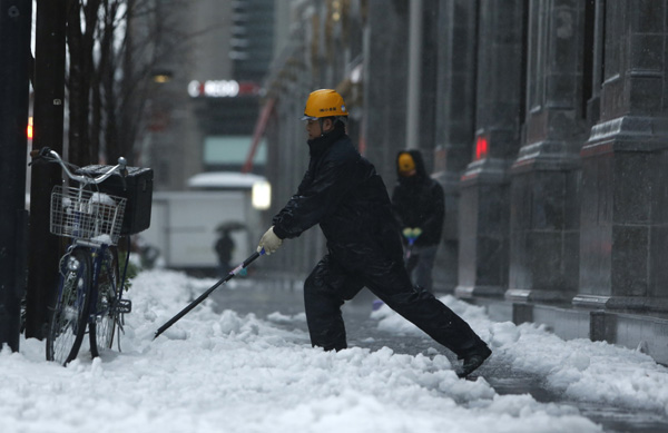 Heavy snow disrupts power and flights in Japan