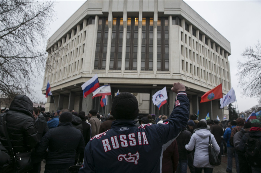 Armed group seizes airport in Ukraine's Crimea