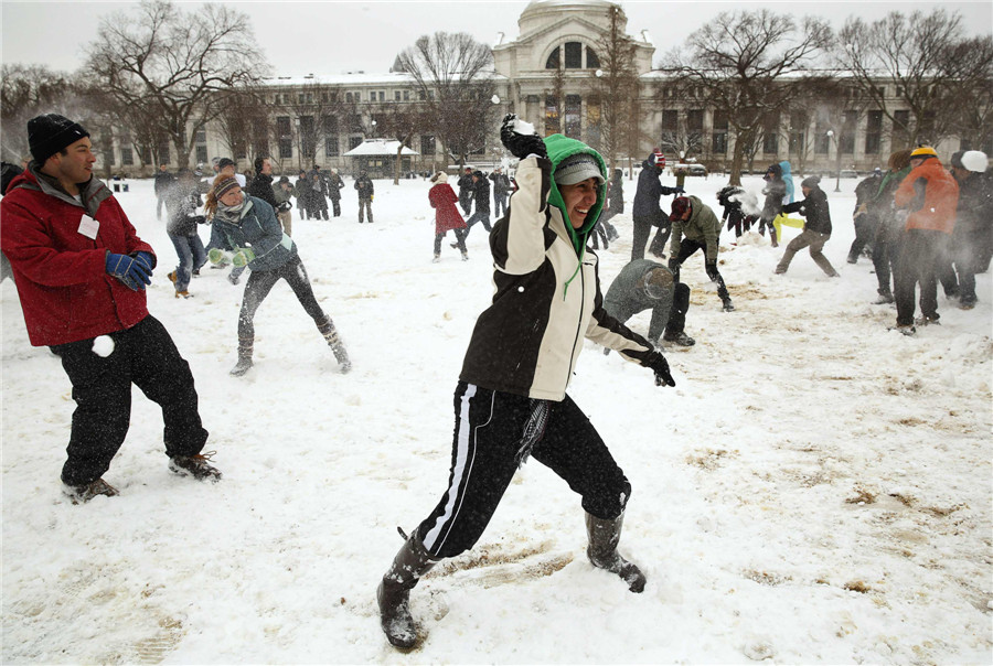 Powerful storm lashes eastern US with snow, arctic cold