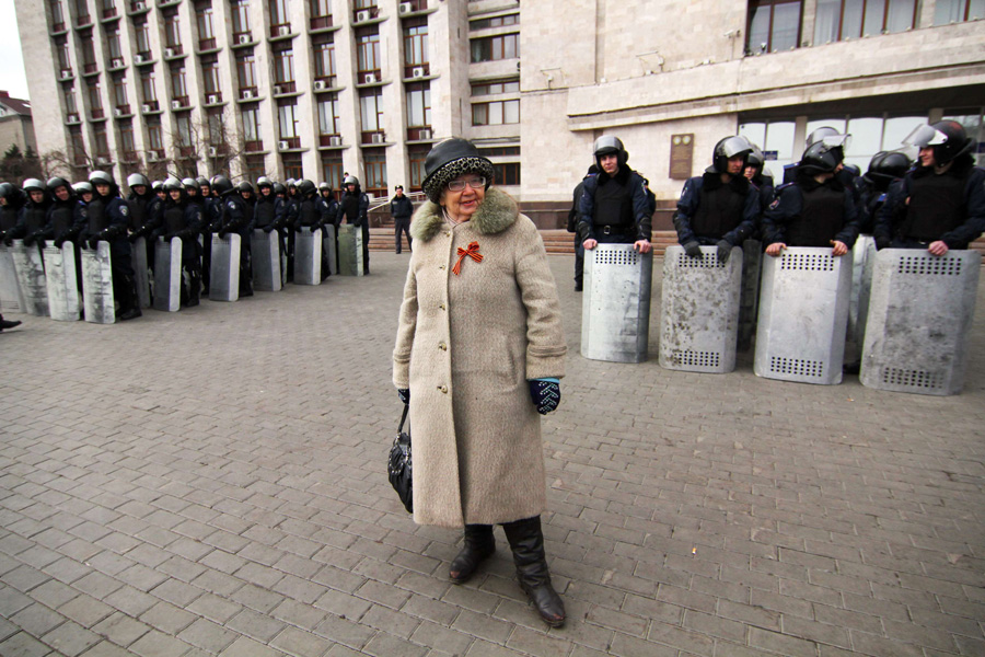 Pro-Russian demonstrators hold rally in Donetsk