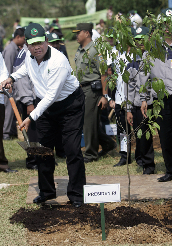 World leaders plant for the future