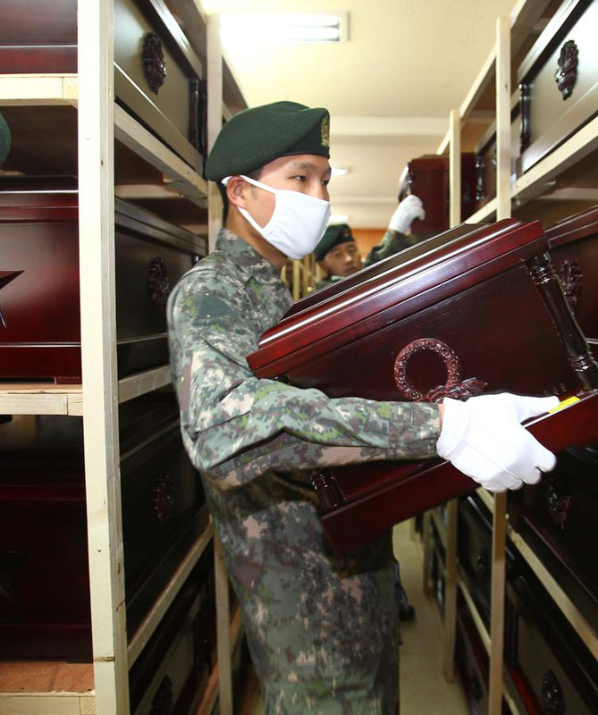 Remains of Chinese soldiers transported to Incheon Airport