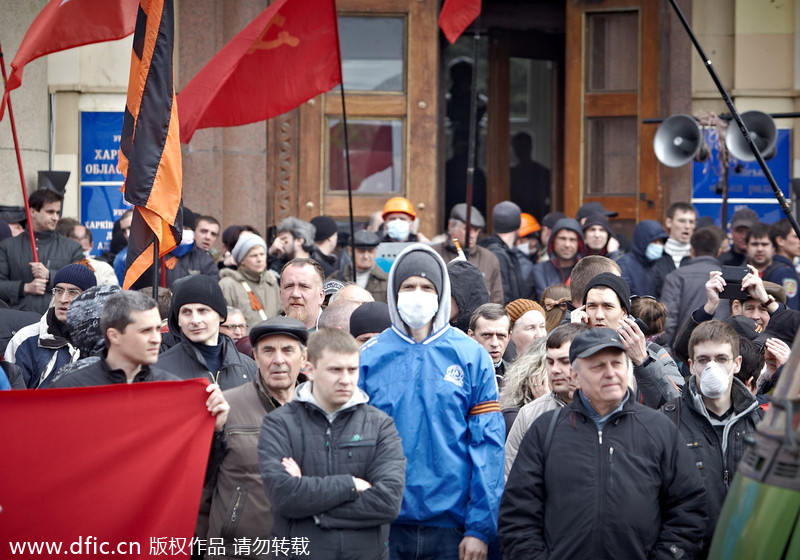 Pro-Russian demonstrators announce Kharkov's independence