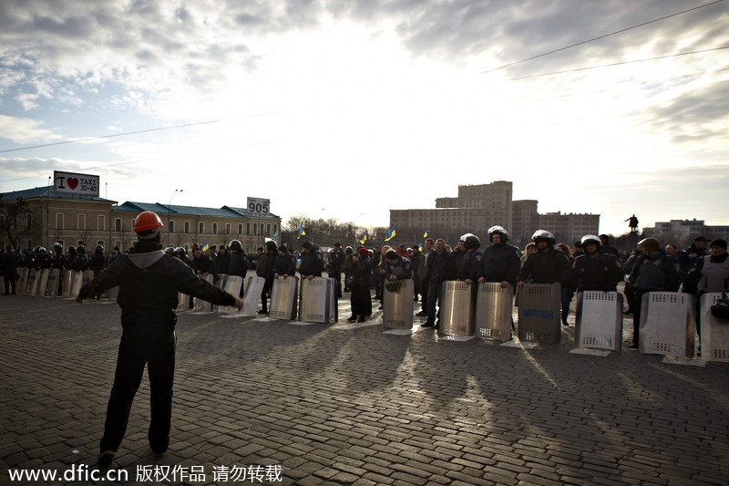 Pro-Russian demonstrators announce Kharkov's independence