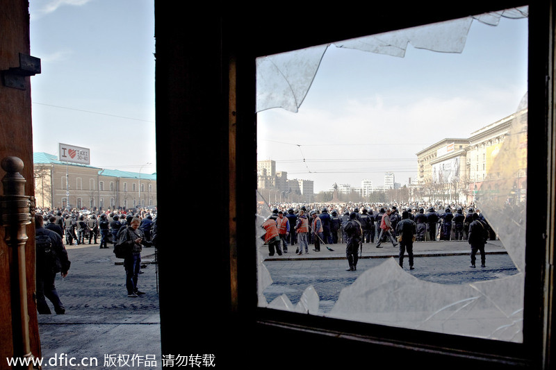 Pro-Russian demonstrators announce Kharkov's independence