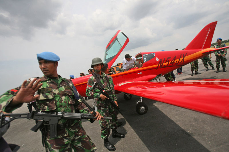 Swiss pilot forced to land by Indonesian jet fighters