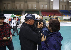 Students pray for missing friends on South Korean ferry