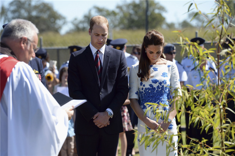 William, Kate visit Australian air force base