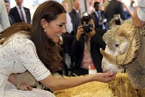 William, Kate visit Australian air force base