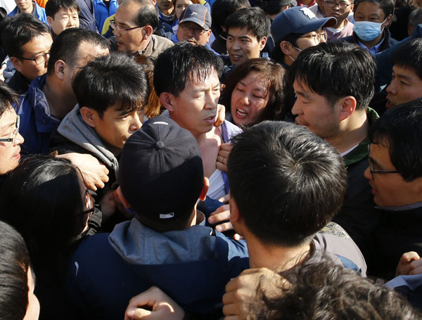 Families of ferry's lost confront S Korea officials